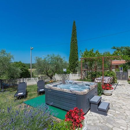 Sveti Lovreč Pazenatički Ferienhaus Zora With Whirlpool מראה חיצוני תמונה