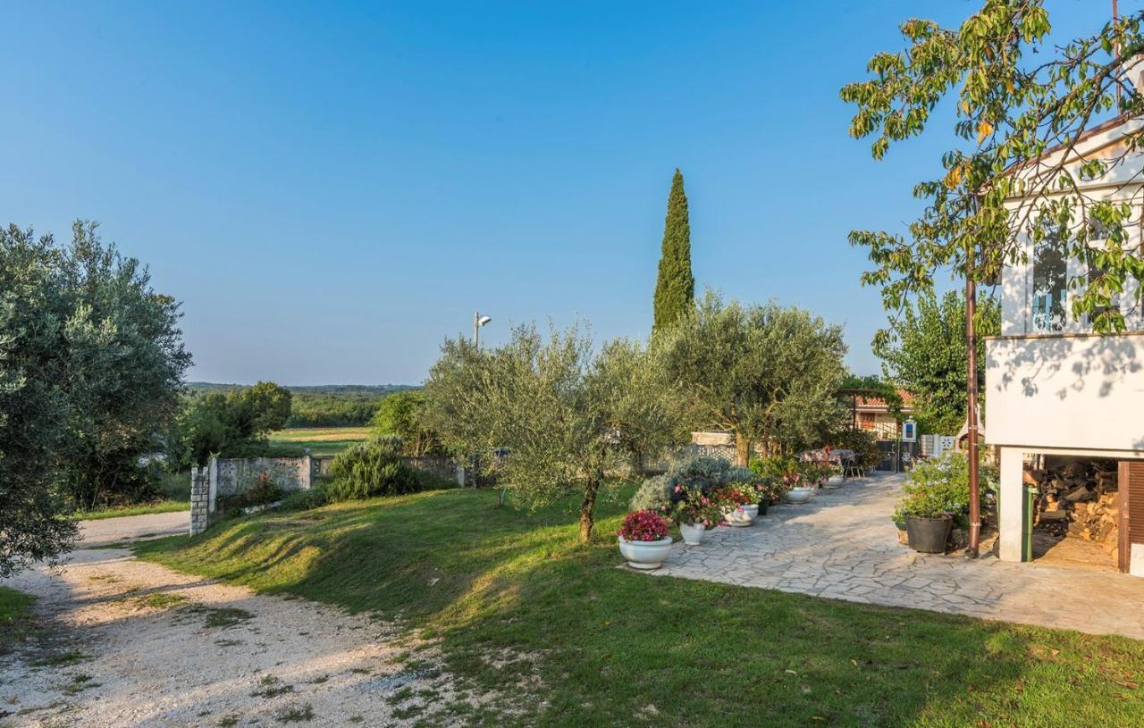 Sveti Lovreč Pazenatički Ferienhaus Zora With Whirlpool מראה חיצוני תמונה