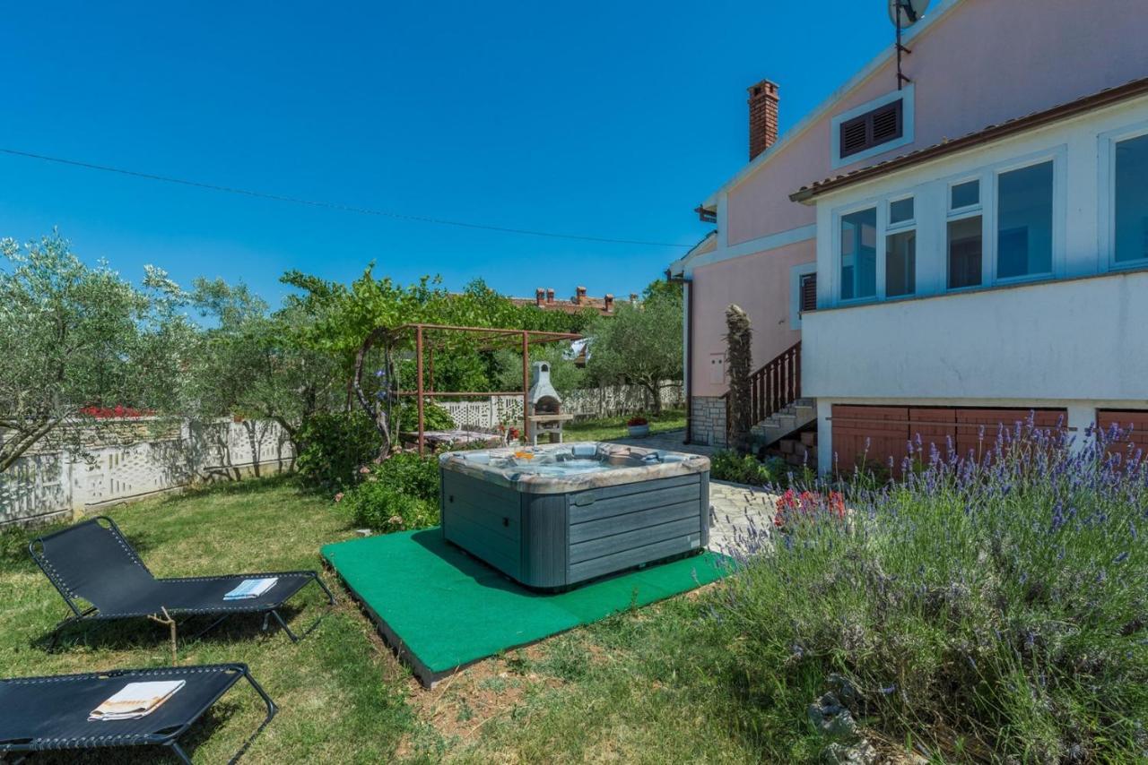 Sveti Lovreč Pazenatički Ferienhaus Zora With Whirlpool מראה חיצוני תמונה