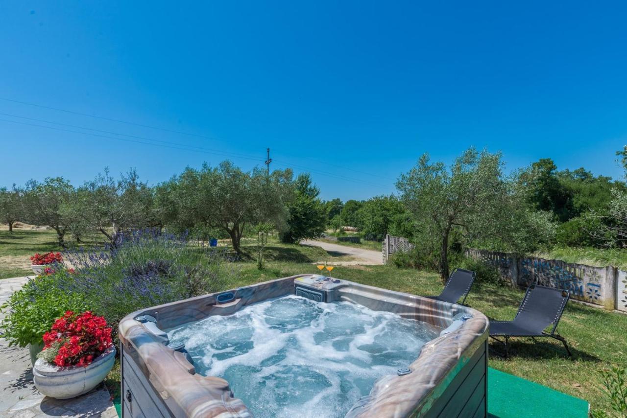 Sveti Lovreč Pazenatički Ferienhaus Zora With Whirlpool מראה חיצוני תמונה