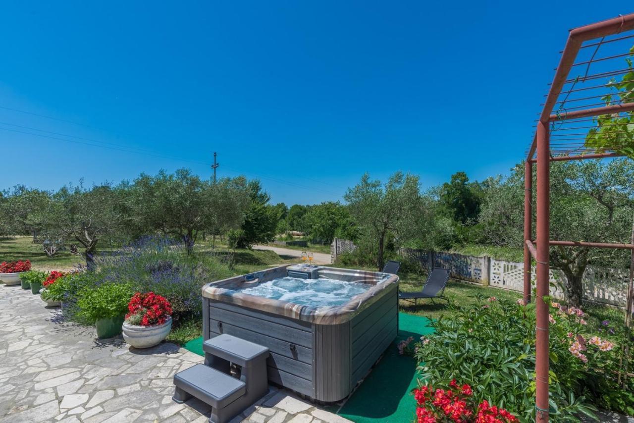 Sveti Lovreč Pazenatički Ferienhaus Zora With Whirlpool מראה חיצוני תמונה