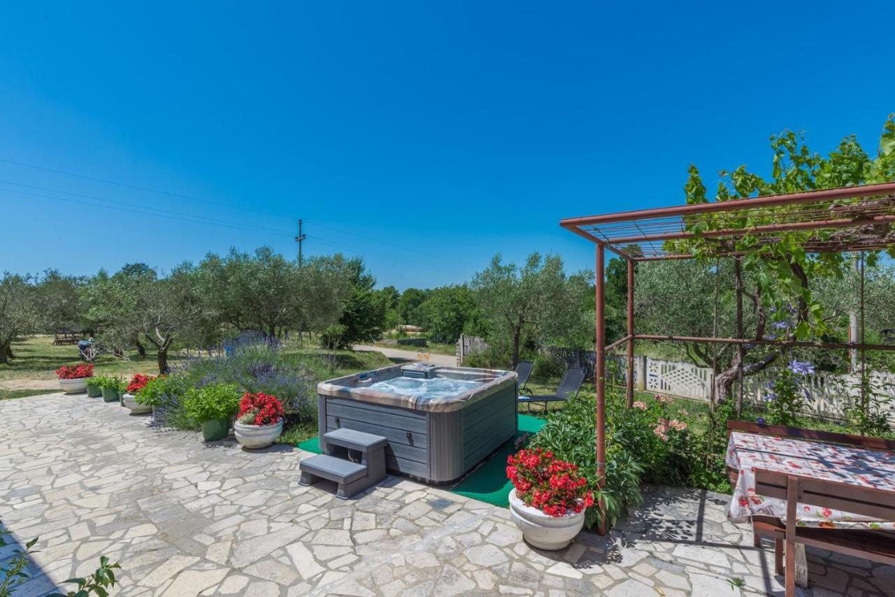Sveti Lovreč Pazenatički Ferienhaus Zora With Whirlpool מראה חיצוני תמונה
